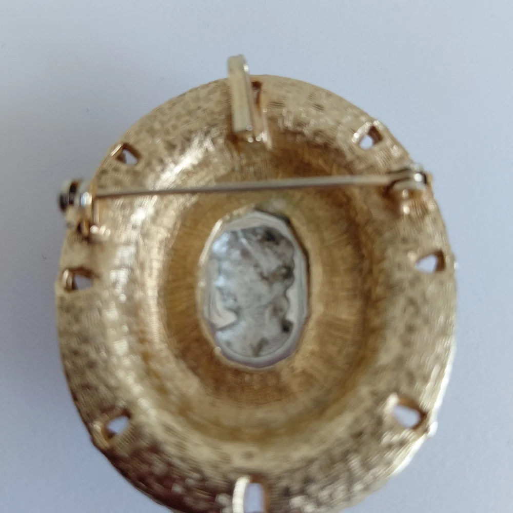 1968 Judy Lee Faceted Heliotrope Glass Reverse Cameo Broch  Enhancer Aurora Bor